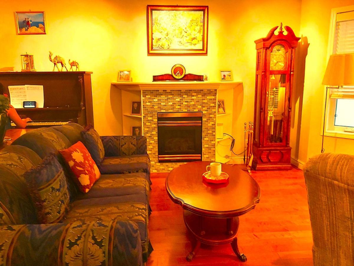 Lovely Comfy Home Private Bath In Central Calgary Extérieur photo