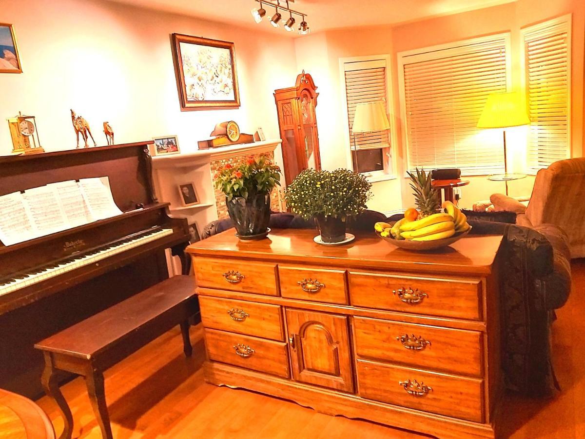 Lovely Comfy Home Private Bath In Central Calgary Extérieur photo