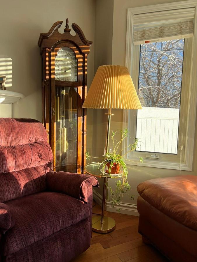 Lovely Comfy Home Private Bath In Central Calgary Extérieur photo