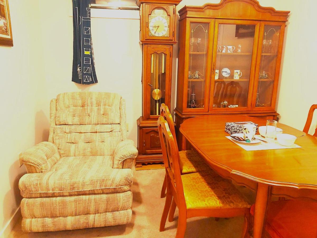 Lovely Comfy Home Private Bath In Central Calgary Extérieur photo