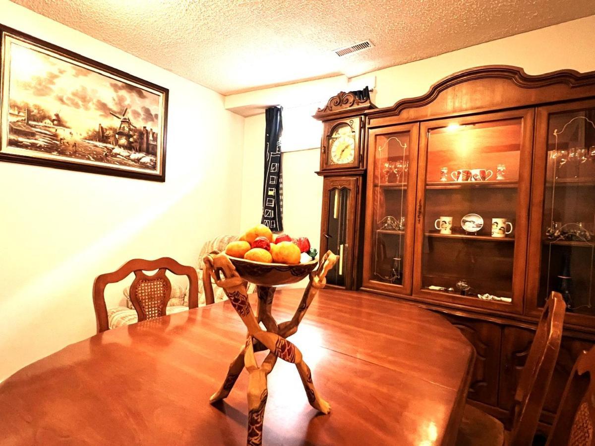 Lovely Comfy Home Private Bath In Central Calgary Extérieur photo