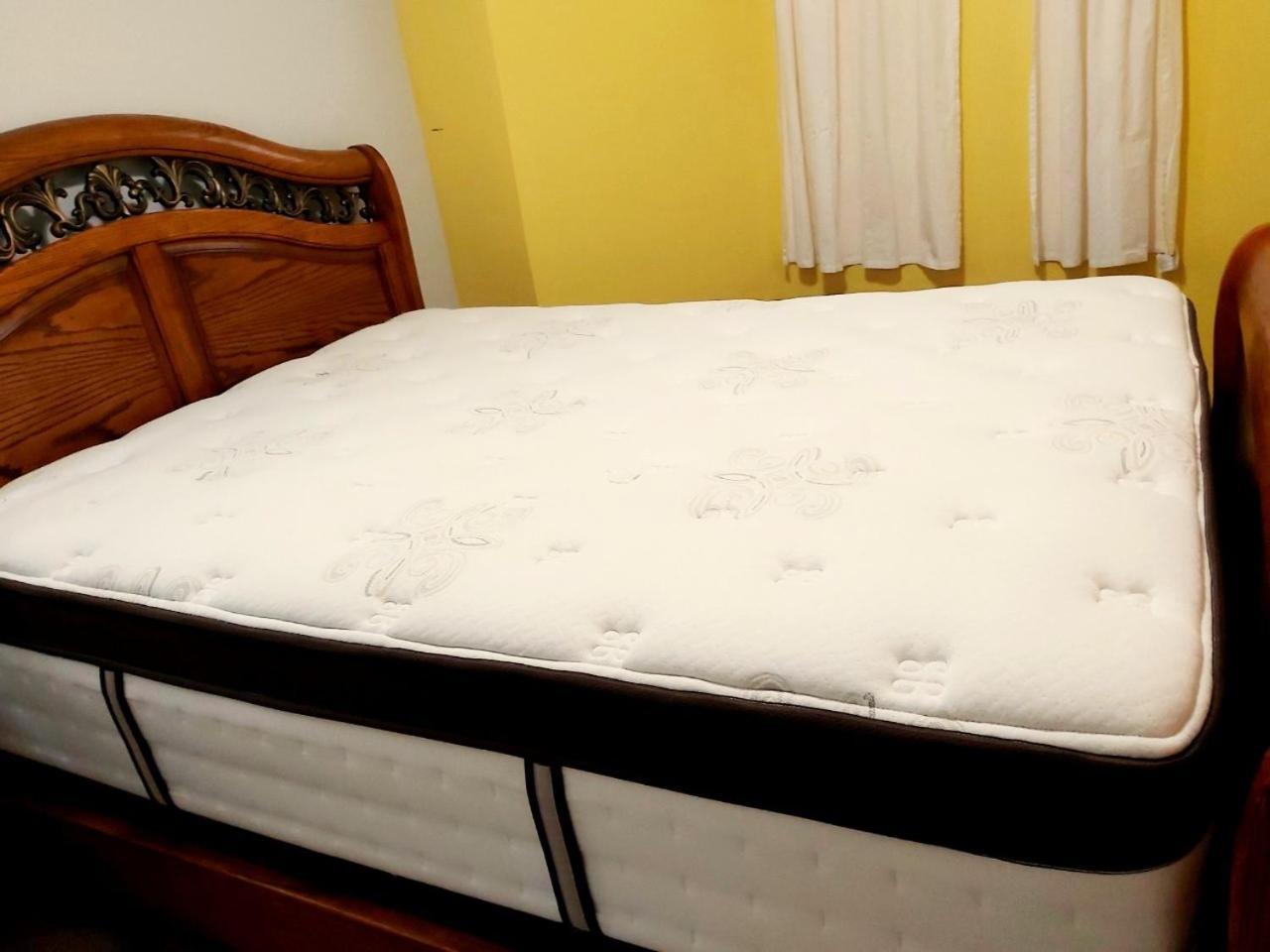Lovely Comfy Home Private Bath In Central Calgary Extérieur photo